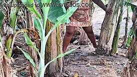 Emotionele evangeliske MILF med stor fisse pisser offentligt udendørs hjemmelavet