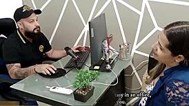 Femeie columbiană satisface șeful oral pentru a-și păstra jobul