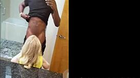 60歳のニナ・ハートリー、ワイルドなフェラの後黒人男に蒸し暑いセックスで支払うよ！😲