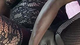 Ebony squirter får flere orgasmer med sexmaskinen?