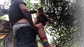 I baghaven, knepper rødhårets røv som en sexlegetøj.