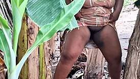 Emotionele evangeliske MILF med stor fisse pisser offentligt udendørs hjemmelavet