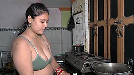 किचन सेक्स सब्जी काटने और मॉन्स्टर लंड पाउंडिंग से गरम होता है। गृहिणी गहरे धक्के लेती है।