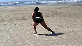 Depois De Levar Leitinho Na Bucetinha Ela Tomou Banho Peladinha No Quintal Para Os Vizinhos Verem