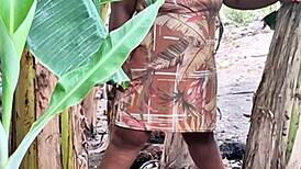 Milf évangélique émotive avec grosse chatte pisse en public en extérieur amateur