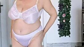 Busty bedstemor svinger i sexet lingeri til hjemmelavet show