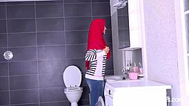 Curvaceous Muslim Goddess Shows Blowjob Skills