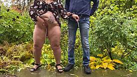 Io e la mia bella amiamo pisciare insieme, ci lega a letto