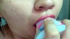 Hermosa Jovencita de Bello Rostro y Lindos Labios Ense�a Como Chupar Polla