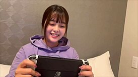 Making my girlfriend cum while she plays games