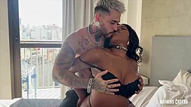 Musa brasiliansk karneval ludder, hot og kurvet, besøger mit hotelværelse til teaser collab med Luana Couto