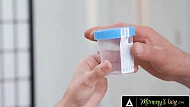 Milfky v reverzním gangbangu šukají štastlivce a plní ho spermou