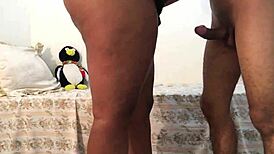 Posledný deň školy a ona prišla domov len dať svoju kundu