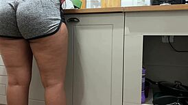 enteada pega lavando a louça com curvy ass