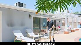 루루 추가 춤추며 휴식하다가 제이를 엿보는 걸 잡아. 그녀가 그를 대면하고 그의 거대한 자지를 세게 탄다.