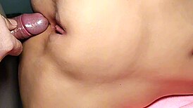 Má pěknou tlustou píču na close-up při sexu s hračkami, ruční, prdelí a dvojité penetraci.