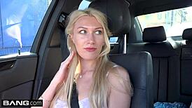 Йо, глянь на русскую милф Анджелину Боннет, которая показывает сиськи на публике!