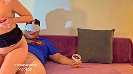 mientras juegas con tus gafas yo te como la polla y te follo duro