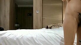 HK 출신 아시아 여자가 섹시한 옛 전통 공유