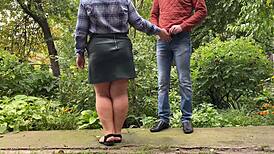 אישה בוגרת מבקשת מחתן הבת לגמור על החצאית העור שלה