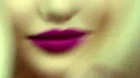 Oh mio, guarda questa troietta padroneggiare un pompino selvaggio!