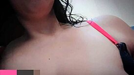 hvorfor spruter hun på badet første gang?