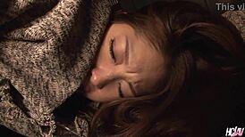 チンポ飢えのアジアンAyaka Minaminoが破れたパンツ越しにバング無修正😜