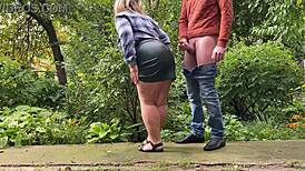 성숙한 여자가 사위한테 가죽 치마에 싸달라고 해