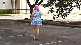 Velika krivudava bela devojka puši crni kurac u javnom autu