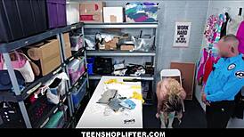 ティーン18+万引き犯がモールコップと取引してトラブル回避