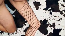 Krásna milfka manželka v pančuchách zvádza manžela na anál