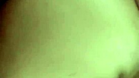 Vi minha namorada gorda nua na cama, não resisti encher ela de porra