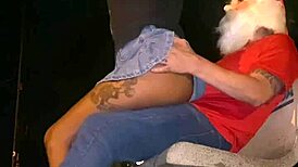 papai noel comendo o cuzinho da novinha na praça