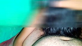 Brunetka latina ohnutá pro tátu v tvrdém doggystyly.