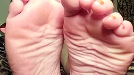 Foot Goddess Mymistressk Hypnotizes Subs with Barefoot Tricks