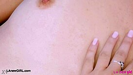 Morena gostosa revela corpo sexy no sofá