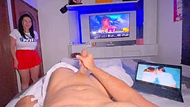 Mi hermanastra me observa mientras me masturbo viendo los videos anales de jenifer play