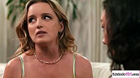 Ah, acho que fiz minha vizinha ruiva pequena 18+ lamber minha buceta depilada... ops!