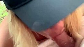 Prava kurba da glavo v zadnjem sedežu avta in mu dovoli, da pride v usta.