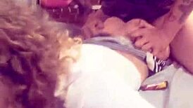 Submisivní podvádějící žena milf dává drsný blowjob starému dědovi na selfie Snapchat.