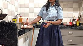 Така, Ashu пропусна колежа и беше закована от учителя си вкъщи с хинди аудио