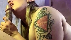 Plavuša kučka duboko gutlja veliki kurac na Halovin