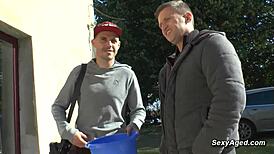 Γεμάτη ξανθιά ώριμη παίρνει διπλή κολπική γαμά σκληρά