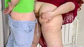 Секси MILF с голям зад язди кур на заварен син умело