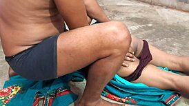 Novinha indiana recém-casada fica pelada total pra foder quente