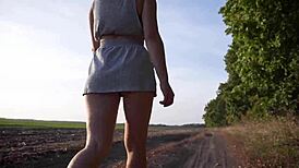 밖에 걸어가며 치마 아래 엉덩이 플래시