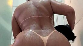 Viser meg fram i dusjen for frekk følger, føler meg sexy og kurvet