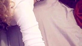 Submisivní podvádějící žena milf dává drsný blowjob starému dědovi na selfie Snapchat.