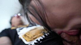 فتاة حلاق كبيرة الردف تثور مع زبونها، تنحني لعملية لعق مؤخرة ساخنة في مشهد دور ياباني مجنون. الأمور تسخن بسرعة!