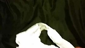 Intenzivna drkanja ženinim gaćicama za maksimalno uzbuđenje i svršavanje